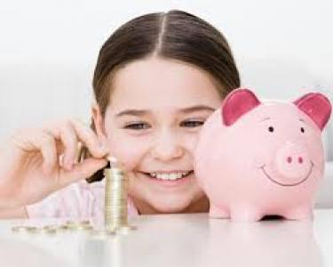 menina moedas e porco de louça rosa