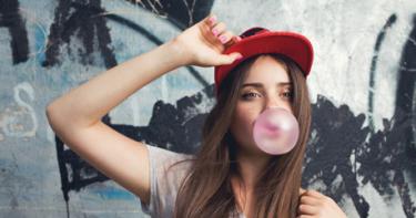 menina faz bola com pastilha