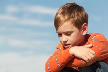 rapaz de laranja sentado