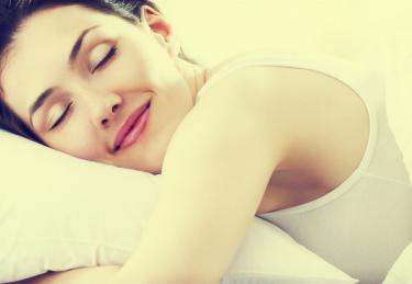 senhora deitada abraça almofada