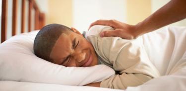 menino deitado na cama