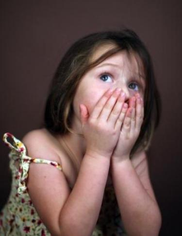 menina tem maos na boca