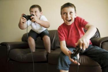 dois meninos a jogar videojogos
