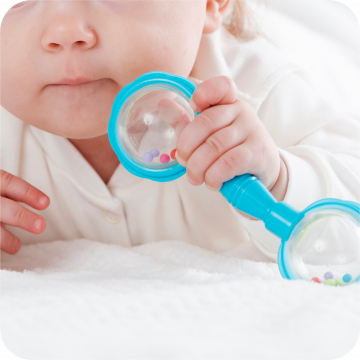 bebe a agarrar brinquedo