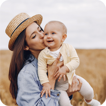 mae com bebé a sorrir