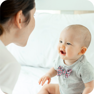 mãe a falar com bebé