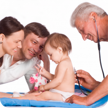 bebé com os pais a ser observado pelo médico