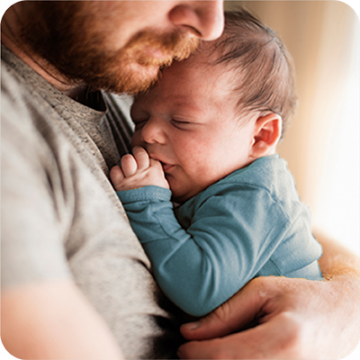 pai com bebé ao colo