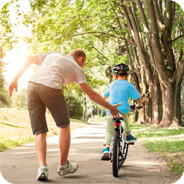 criança a andar de bicicleta