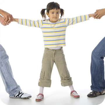 menina a ser puxada de um lado pelo pai do outro pela mãe