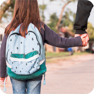 menina a ir para a escola