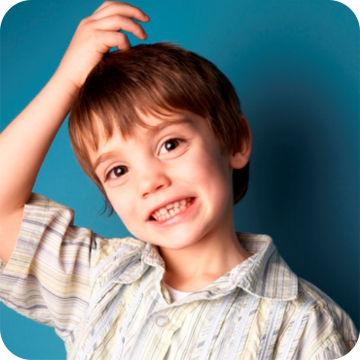 menino a coçar a cabeça