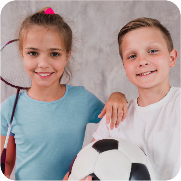 rapariga com raquete e rapaz com bola de futebol