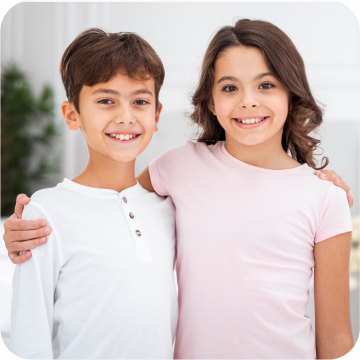 menino e menina abraçados