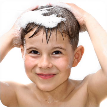 menino a tomar banho