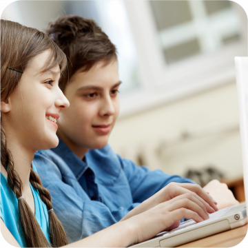 rapaz e rapariga com portátil