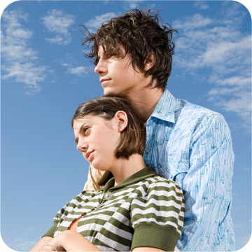 casal de adolescentes agarrados