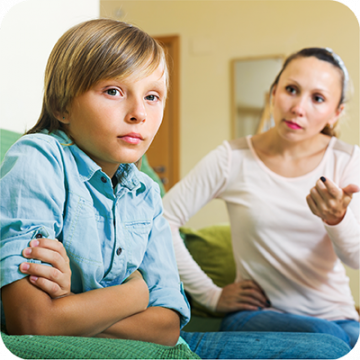 mãe e filho a falar