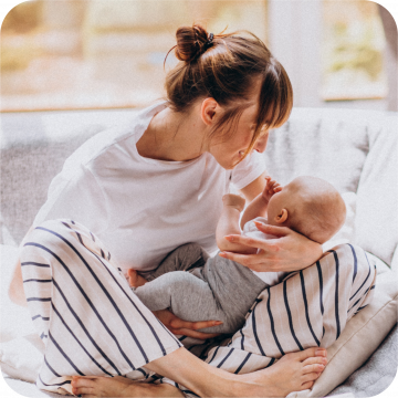 mae a olhar para bebe